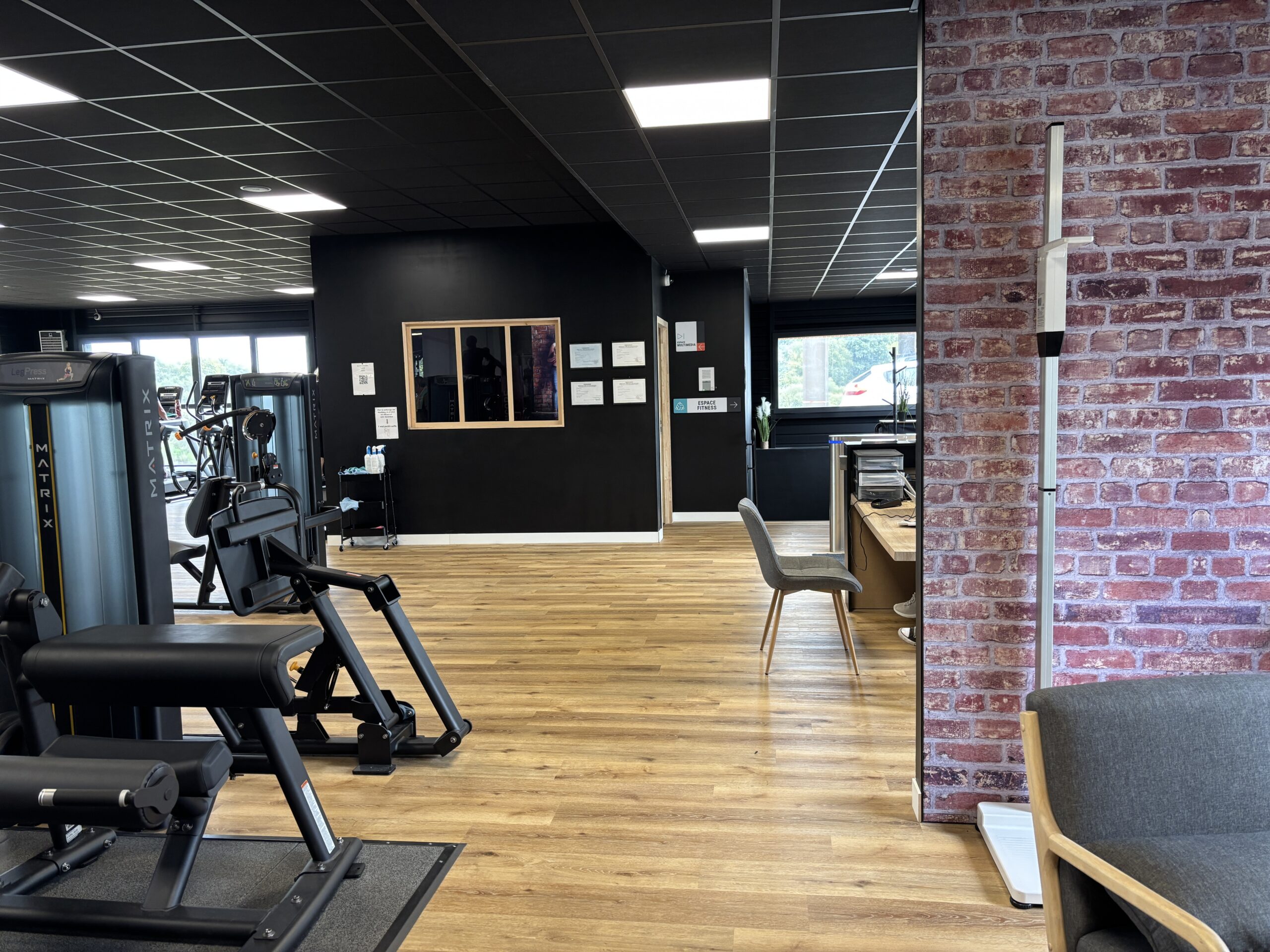 zone d'accueil d'une salle de sport située sur la commune d'Elven